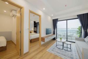 归仁TMS Apartment View Biển Luxury Quy Nhơn的一间带一张床的客厅和一间卧室,享有美景。