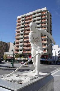 圣罗莎Departamento Catedral的手 ⁇ 棒球运动员的雕像