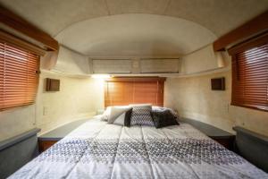 阿马里洛Big Texan Airstream的一间带一张大床的卧室,位于带窗户的房间内