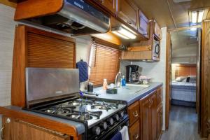 阿马里洛Big Texan Airstream的厨房配有炉灶和水槽