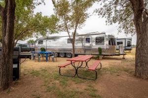 阿马里洛Big Texan Airstream的营地配有野餐桌和拖车