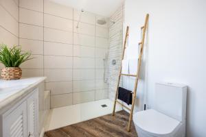 英雄港Angra Charming Suites by Seewest的一间带卫生间和淋浴的浴室