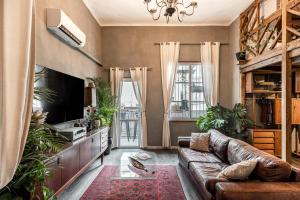 特拉维夫Luxury&Design apartments in Florentine的带沙发和电视的客厅