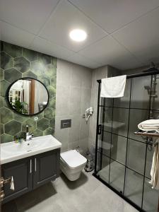 伊斯坦布尔Marista Pansiyon的一间带水槽、卫生间和镜子的浴室
