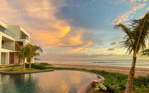 托拉Hacienda Iguana beach front Penthouse with swimming pools and ocean view的海滩旁带游泳池的度假村