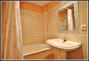 托罗克斯科斯塔Villas Cañada的浴室配有盥洗盆、卫生间和浴缸。