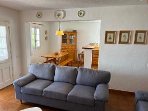 福尔内利斯MISTRAL 10 by SOM Menorca的客厅配有蓝色的沙发和桌子