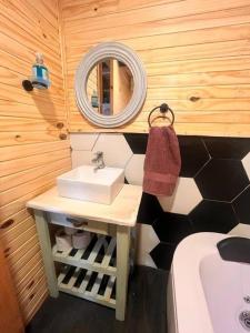 塞拉纳镇escapada romántica的一间带水槽和镜子的浴室