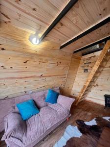 塞拉纳镇escapada romántica的小木屋内配有沙发的房间