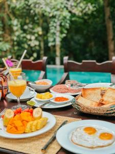 高尔Ceylon Olive Galle的餐桌上摆放着早餐食品和饮料