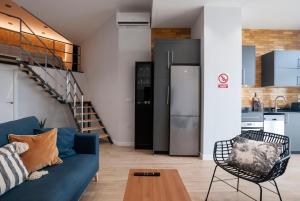 瓦伦西亚Precioso Loft en Valencia的一间带蓝色沙发的客厅和一间厨房