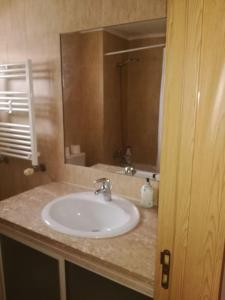 蒙蒂茹Apartamento da Aldeia的一间带水槽和镜子的浴室