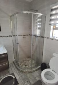 比勒陀利亚Lasev Resort的带淋浴和卫生间的浴室