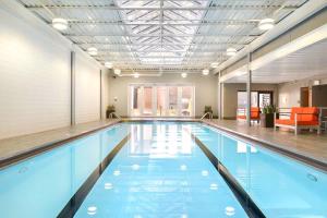 芝加哥3b/3b SkyLoft with Navy Pier View Gym & Pool by ENVITAE的大楼内一个蓝色的大型游泳池