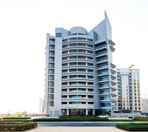 迪拜Pyramisa Hotel Apartments的一座白色的大建筑,有很多窗户