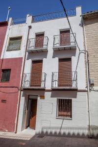 比利亚卡里略VTAR Puerta Del Sol的街道上带阳台的公寓大楼