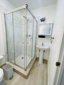 迈阿密Nuvole Guest Suite的带淋浴和盥洗盆的浴室