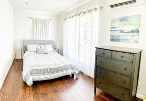 洛杉矶Modern 2-Bedroom Haven in the Heart of LA- HUD-VP的一间卧室配有一张床和一个梳妆台