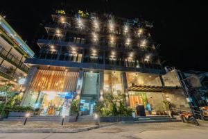 爱妮岛H Hotel El Nido - Vegan Friendly Hotel的一座晚上有灯的建筑