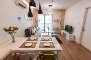 胡志明市Republic Apartments Saigon Airport的厨房以及带桌椅的起居室。