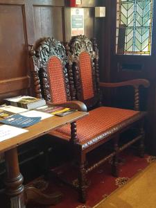 班伯里利斯莫尔酒店的一张桌子、两把椅子和一张桌子及长凳