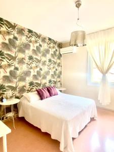 博洛尼亚博洛尼亚住宿加早餐旅馆的一间卧室配有一张带花卉墙壁的床