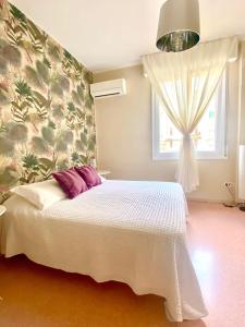 博洛尼亚博洛尼亚住宿加早餐旅馆的卧室配有白色的床和窗户。