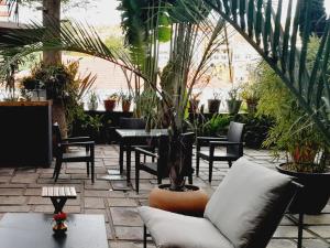 塔那那利佛维兰格酒店的天井配有沙发、桌子和植物