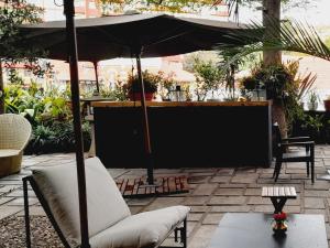 塔那那利佛维兰格酒店的一个带遮阳伞、沙发和桌子的庭院