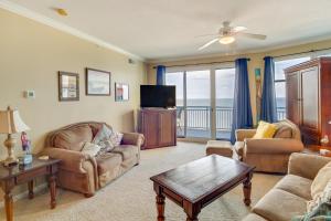 格尔夫波特Beachfront Gulfport Vacation Rental with Balcony!的带沙发和电视的客厅