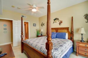 格尔夫波特Beachfront Gulfport Vacation Rental with Balcony!的一间卧室配有一张床和吊扇