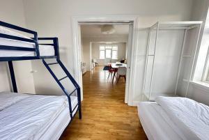 雷克雅未克Beautiful 2 bedroom apartment downtown Reykjavik的带两张双层床的房间和用餐室