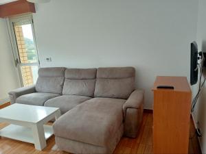 La ArenaLa Arena Apartamentos Zierbena的客厅配有沙发和桌子