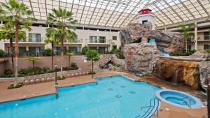 伦敦莱姆布莱特尔旅馆及会议中心贝斯特韦斯特PLUS酒店的一座带水滑梯的酒店游泳池