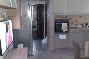 巴克乌Apartament 2 camere的厨房配有水槽和炉灶 顶部烤箱