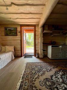 SaulaMetsakuurorti puhkekeskus, Mummila house的一间设有床的房间和一扇带地毯的门