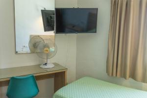 卡门港Hostal Magec的客房设有风扇、电视和床。