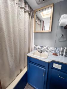 ChelseaMotel Chelsea的浴室设有蓝色水槽和镜子
