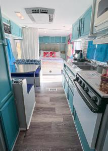 ChelseaMotel Chelsea的一间厨房,配有蓝色橱柜和一张位于客房内的床