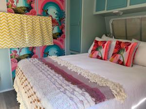 ChelseaMotel Chelsea的一间卧室配有一张带彩色墙壁的床