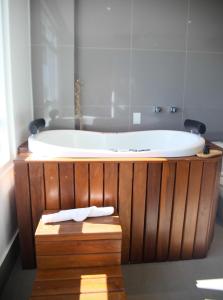 戈亚尼亚Hotel Black Inn Flamboyant的带浴缸和水槽的浴室