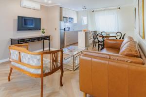 圣地亚哥Orly Suites的带沙发的客厅和用餐室
