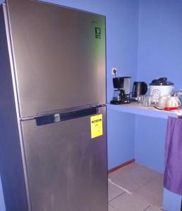 波拉波拉Bora Rent lodge的带台面的厨房里的不锈钢冰箱