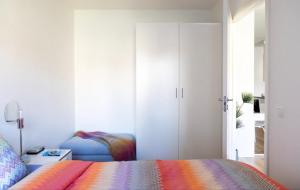 斯德哥尔摩Fresh and cosy apartment in the center of the city的一间卧室配有一张床和一个衣柜