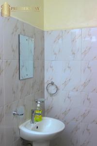 RuiruPremier Stays Ruiru的浴室设有白色水槽和镜子