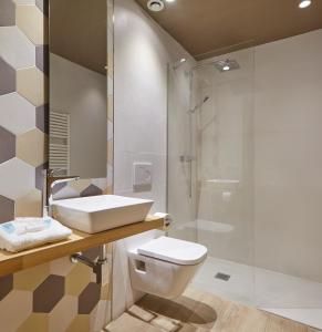 潘普洛纳Hotel Landaben的浴室配有卫生间水槽和淋浴。