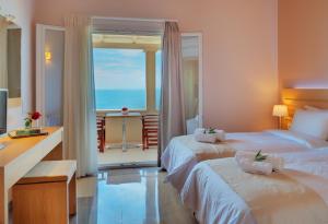 尼萨基奥Krouzeri Beach Apartments的酒店客房设有两张床和一个阳台。