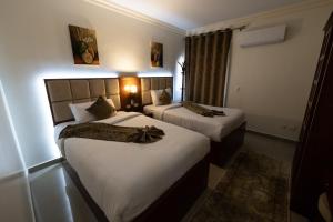 亚历山大Gleem Luxury Apartments的一间酒店客房,房间内设有两张床