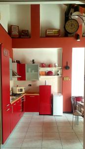 雷焦卡拉布里亚La Casita的一间厨房,配有红色橱柜和红色的墙壁
