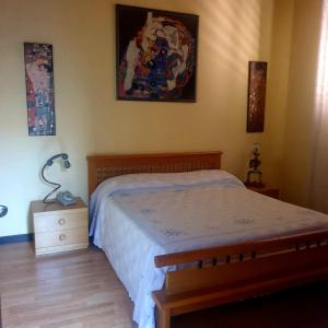 雷焦卡拉布里亚La Casita的一间卧室,配有一张床和床头灯